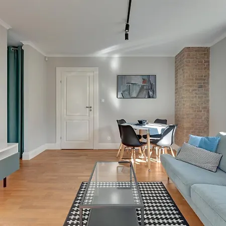 Grand - Entry - With Garden In *